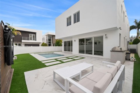 House in Doral, Florida 4 bedrooms, 281.49 sq.m. № 1953201 - photo 22