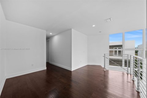 House in Doral, Florida 4 bedrooms, 281.49 sq.m. № 1953201 - photo 27