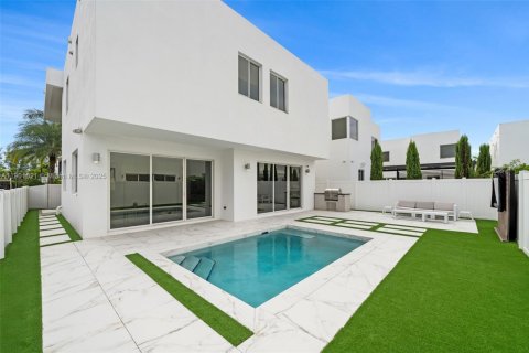 House in Doral, Florida 4 bedrooms, 281.49 sq.m. № 1953201 - photo 18