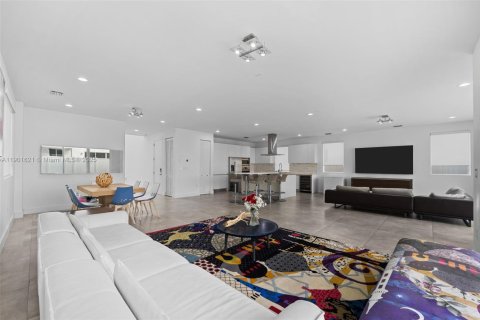 House in Doral, Florida 4 bedrooms, 281.49 sq.m. № 1953201 - photo 5