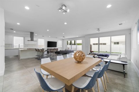 House in Doral, Florida 4 bedrooms, 281.49 sq.m. № 1953201 - photo 9