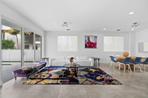 House in Doral, Florida 4 bedrooms, 281.49 sq.m. № 1953201 - photo 7