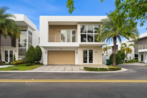 House in Doral, Florida 4 bedrooms, 281.49 sq.m. № 1953201 - photo 1