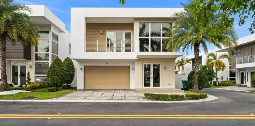 House in Doral, Florida 4 bedrooms, 281.49 sq.m. № 1953201