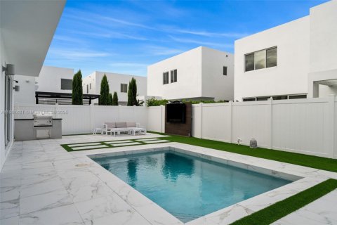 House in Doral, Florida 4 bedrooms, 281.49 sq.m. № 1953201 - photo 20