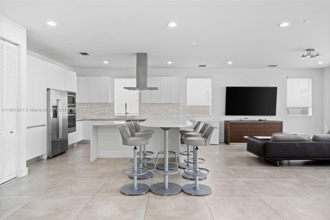 House in Doral, Florida 4 bedrooms, 281.49 sq.m. № 1953201 - photo 10