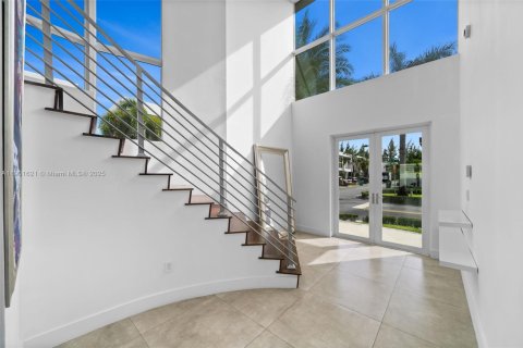 House in Doral, Florida 4 bedrooms, 281.49 sq.m. № 1953201 - photo 3