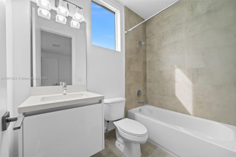 House in Doral, Florida 4 bedrooms, 281.49 sq.m. № 1953201 - photo 30