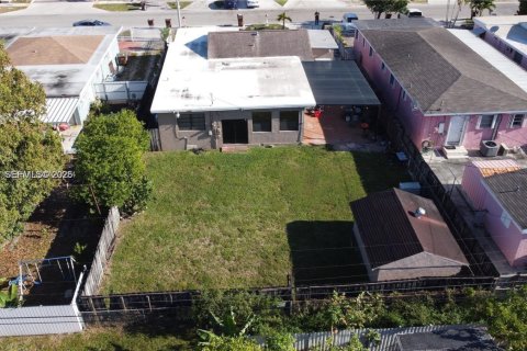 House in Hialeah, Florida 3 bedrooms, 195.93 sq.m. № 2007607 - photo 3