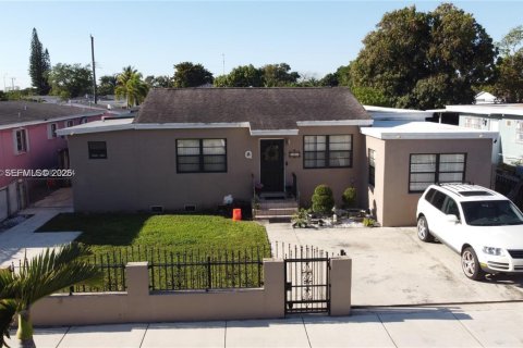 House in Hialeah, Florida 3 bedrooms, 195.93 sq.m. № 2007607