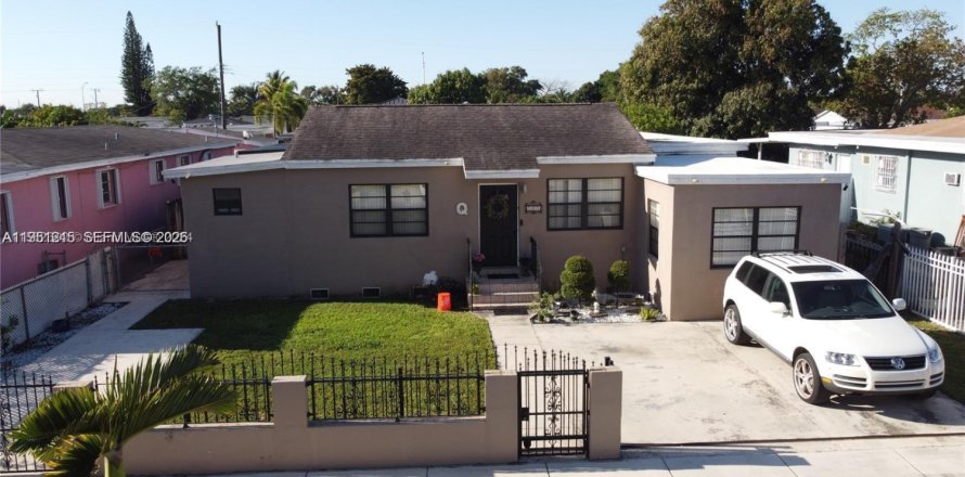 House in Hialeah, Florida 3 bedrooms, 195.93 sq.m. № 2007607