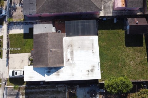 House in Hialeah, Florida 3 bedrooms, 195.93 sq.m. № 2007607 - photo 2