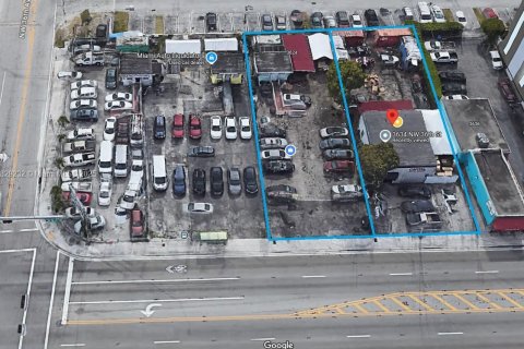 Commercial property in Miami, Florida № 2077121