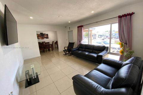 Commercial property in Hialeah, Florida № 1811575 - photo 16