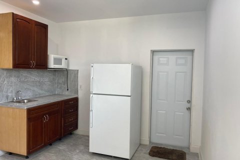 Commercial property in Hialeah, Florida № 1811575 - photo 13