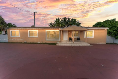 Commercial property in Hialeah, Florida № 1811575 - photo 18