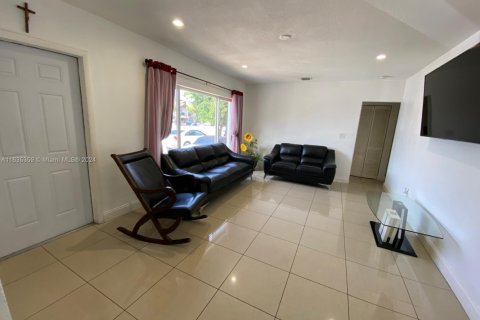 Commercial property in Hialeah, Florida № 1811575 - photo 17