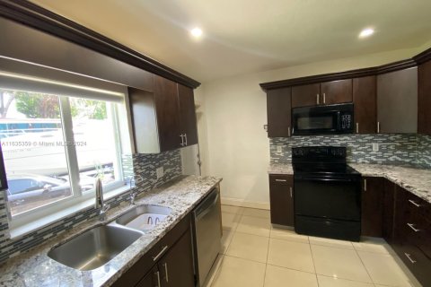 Commercial property in Hialeah, Florida № 1811575 - photo 15