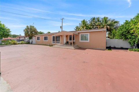 Commercial property in Hialeah, Florida № 1811575 - photo 22