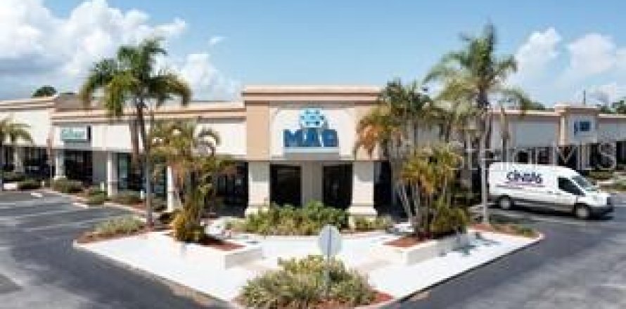 Commercial property in Melbourne, Florida № 2298835