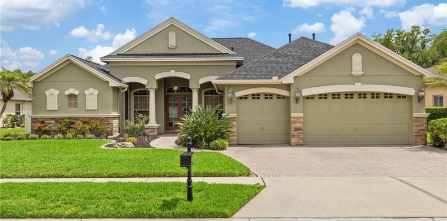 House in Land O' Lakes, Florida 4 bedrooms, 340.3 sq.m. № 2105326