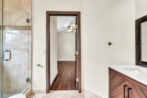 House in Miami, Florida 5 bedrooms, 328.04 sq.m. № 2002704 - photo 25