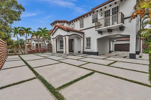 House in Miami, Florida 5 bedrooms, 328.04 sq.m. № 2002704 - photo 2