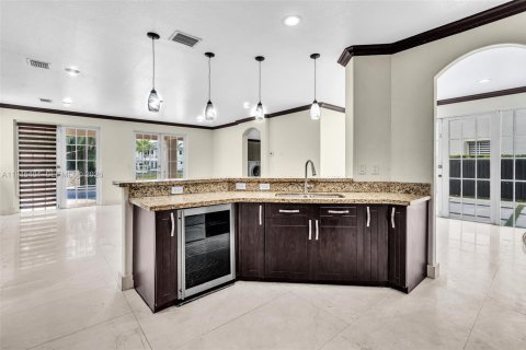 House in Miami, Florida 5 bedrooms, 328.04 sq.m. № 2002704 - photo 12