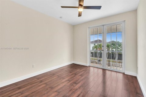 House in Miami, Florida 5 bedrooms, 328.04 sq.m. № 2002704 - photo 30