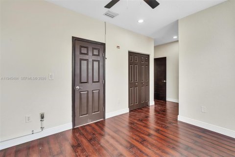 House in Miami, Florida 5 bedrooms, 328.04 sq.m. № 2002704 - photo 24