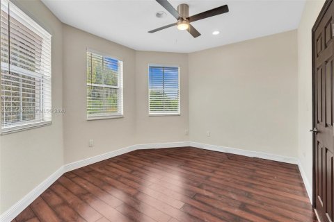 House in Miami, Florida 5 bedrooms, 328.04 sq.m. № 2002704 - photo 23