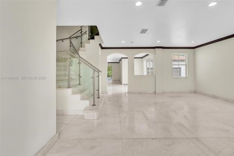 House in Miami, Florida 5 bedrooms, 328.04 sq.m. № 2002704 - photo 4