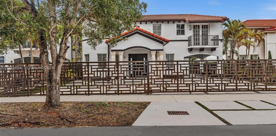 House in Miami, Florida 5 bedrooms, 328.04 sq.m. № 2002704