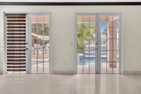 House in Miami, Florida 5 bedrooms, 328.04 sq.m. № 2002704 - photo 19