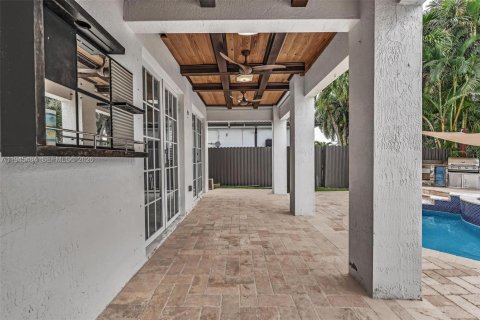 House in Miami, Florida 5 bedrooms, 328.04 sq.m. № 2002704 - photo 22