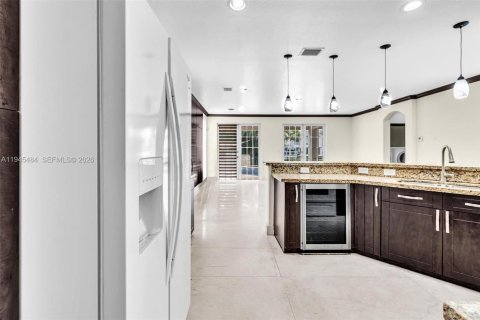 House in Miami, Florida 5 bedrooms, 328.04 sq.m. № 2002704 - photo 11