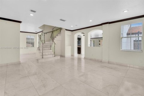 House in Miami, Florida 5 bedrooms, 328.04 sq.m. № 2002704 - photo 6