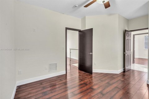 House in Miami, Florida 5 bedrooms, 328.04 sq.m. № 2002704 - photo 27