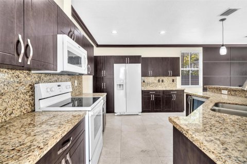 House in Miami, Florida 5 bedrooms, 328.04 sq.m. № 2002704 - photo 9