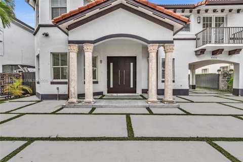 House in Miami, Florida 5 bedrooms, 328.04 sq.m. № 2002704 - photo 3