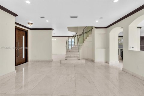 House in Miami, Florida 5 bedrooms, 328.04 sq.m. № 2002704 - photo 7