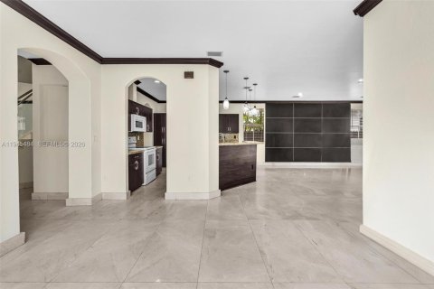 House in Miami, Florida 5 bedrooms, 328.04 sq.m. № 2002704 - photo 16