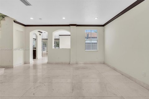 House in Miami, Florida 5 bedrooms, 328.04 sq.m. № 2002704 - photo 5