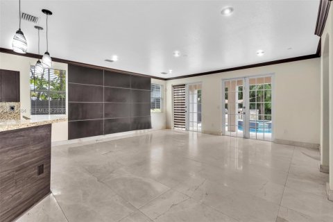 House in Miami, Florida 5 bedrooms, 328.04 sq.m. № 2002704 - photo 17