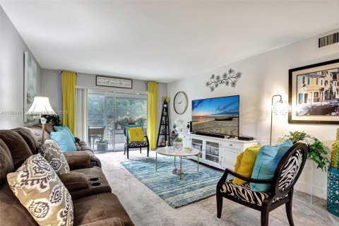 Condo in Coconut Creek, Florida, 2 bedrooms  № 1889623 - photo 9