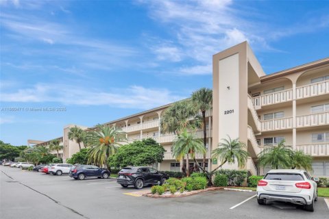 Condo in Coconut Creek, Florida, 2 bedrooms  № 1889623 - photo 1