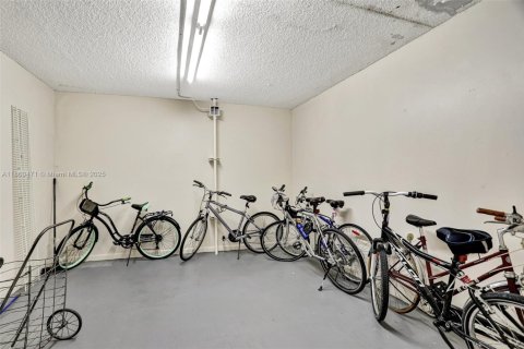 Condo in Coconut Creek, Florida, 2 bedrooms  № 1889623 - photo 23