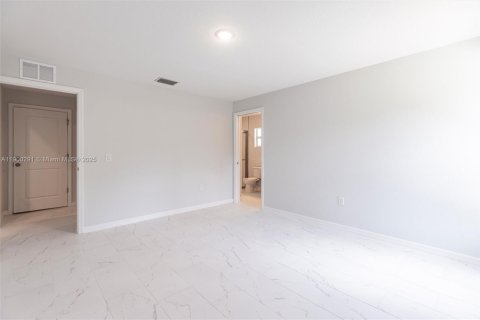 Снять в аренду виллу или дом в Лихай-Эйкерс, Флорида 3 спальни, 121.14м2, № 2014897 - фото 9