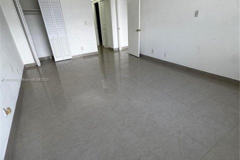 Condo in North Miami Beach, Florida, 2 bedrooms № 2038883 - photo 16