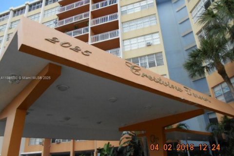 Condo in North Miami Beach, Florida, 2 bedrooms № 2038883 - photo 2